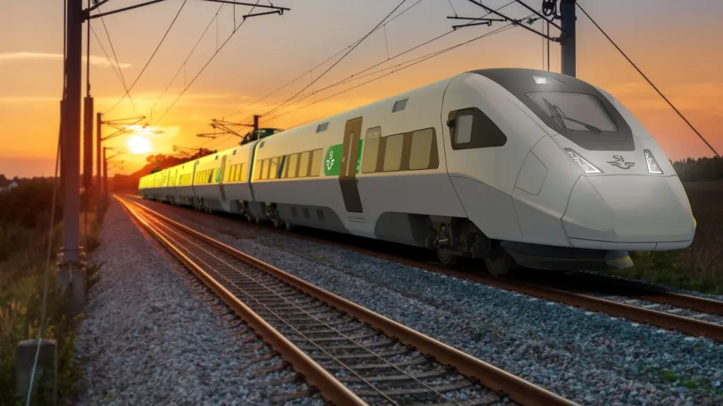 SJ:s nya snabbtåg körs i solnedgången.