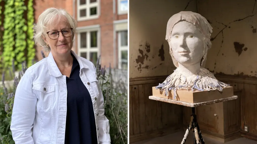 Syntolken Mia Söderberg står utomhus i vit jeansjacka framför grönska och tegelbyggnad. Till höger syns ett konstverk, en skulptur av ett huvud i ett rum med sliten inredning.
