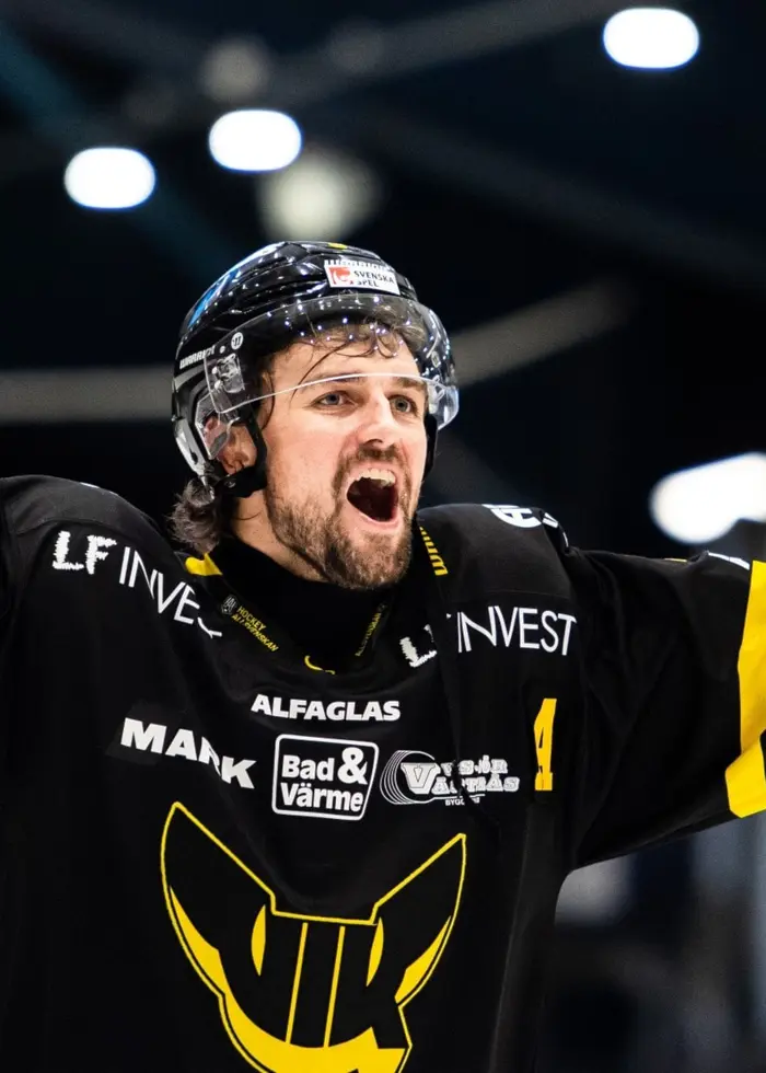 Ishockeyspelaren Mikael Frycklund jublar i en hockeymatch.