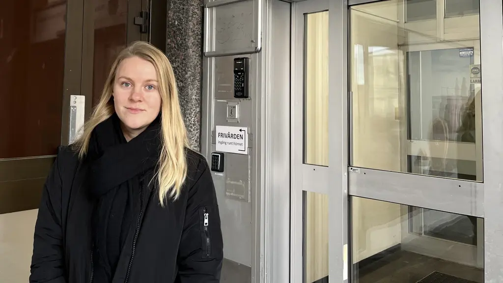 Bilden föreställer Linnea Löfblad, brottsförebyggande samordnare på bedrägerienheten på polisregion Mitt. Hon står i mörka kläder utanför en port.