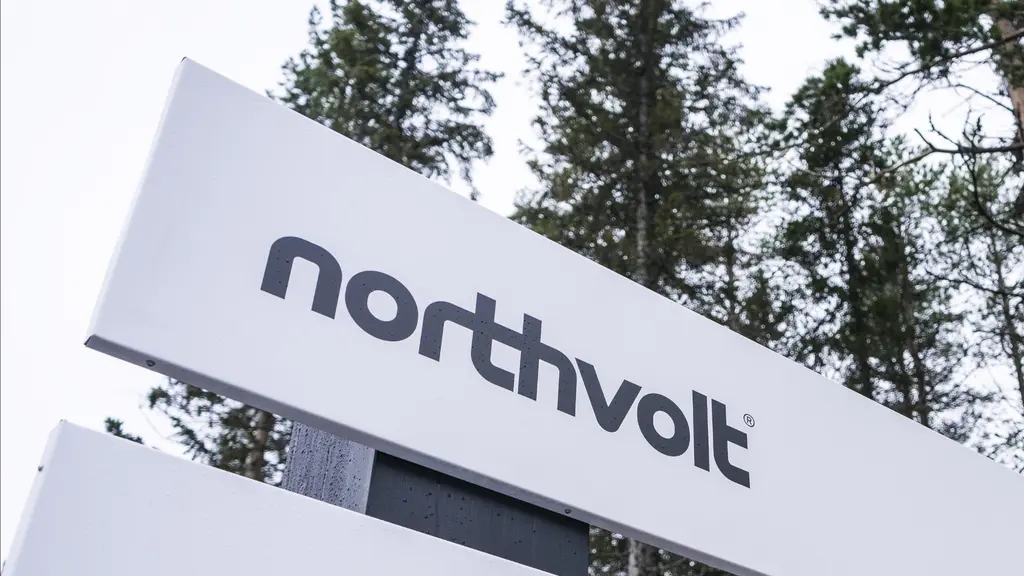 En vit skylt som det står Northvolt på, med tallskog i bakgrunden.
Företaget får stöd motsvarande 10 miljarder svenska kronor,
