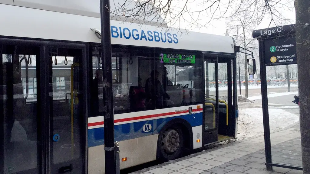 VL-buss stoppades av polis på grund av snöbollskrig