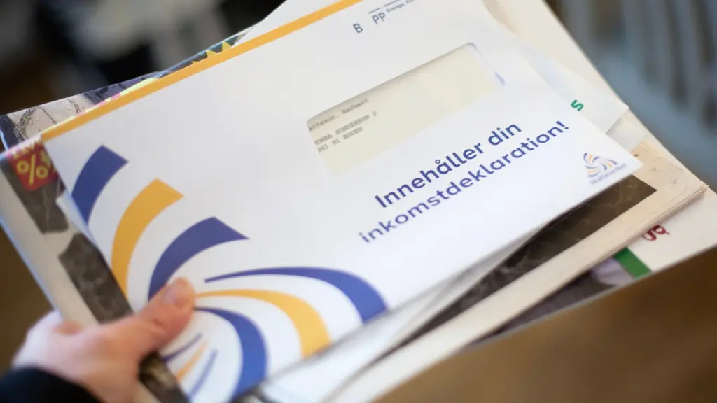 Bild på kuvert med texten "Innehåller din inkomstdeklaration" överst i en hög med kuvert.