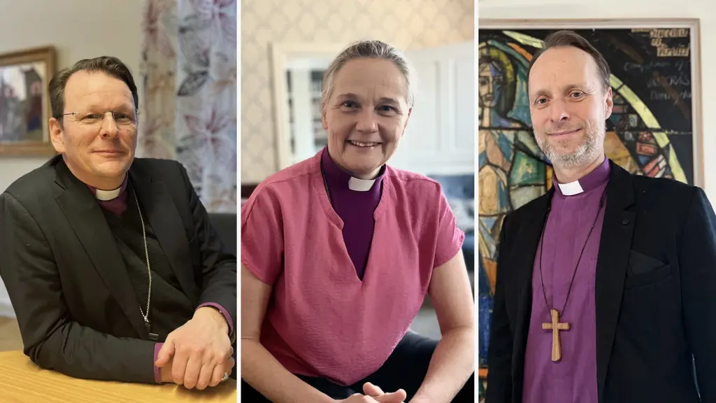 Tre personer klädda i prästdräkter syns på separata bilder. Den första personen sitter vid ett bord, den andra har en lila prästskjorta och den tredje står framför ett kyrkfönster med ett kors runt halsen.
