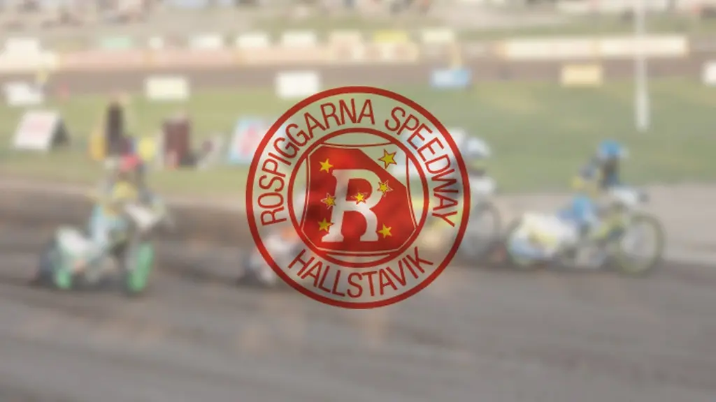 Suddig bild på en speedwaymatch, i förgrunden logga med texten Rospiggarna speedway Hallstavik.