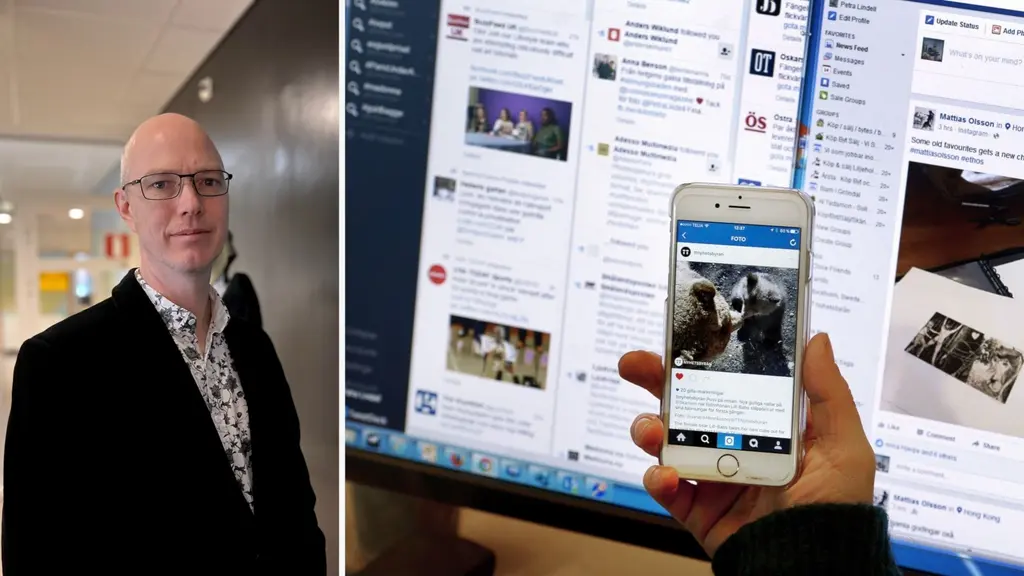En person står i en ljus korridor bredvid en skärm som visar sociala medieflöden. En hand håller en smartphone med en öppen social medieapp som visar bilder och text.