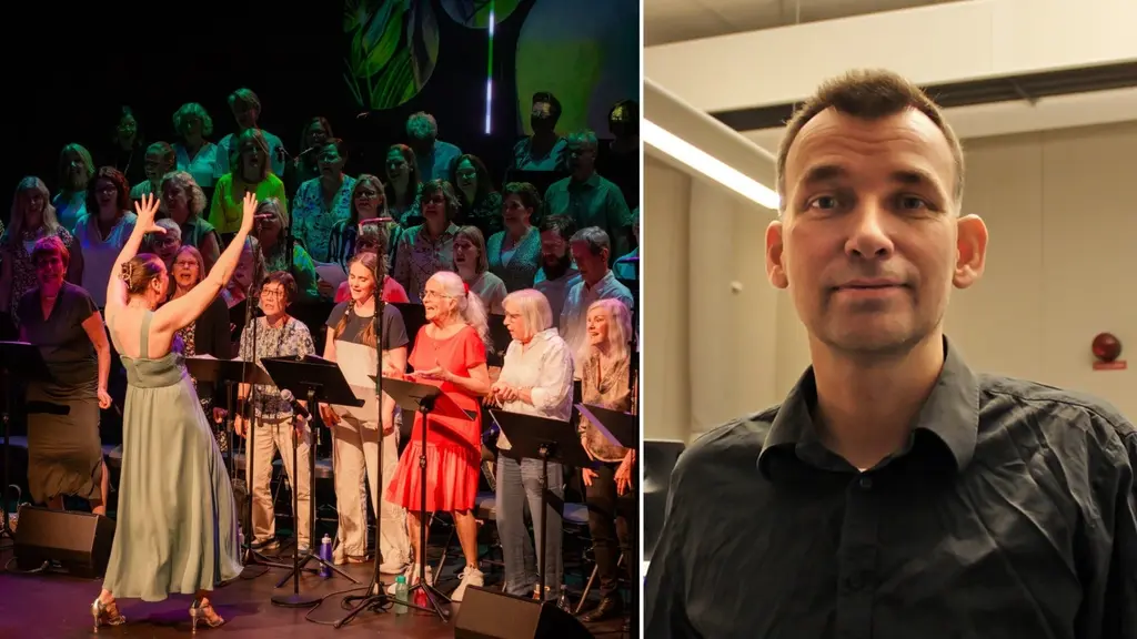 Till höger, en kör som sjunger på en scen. Till vänster, Anders Widmark i en studio. 