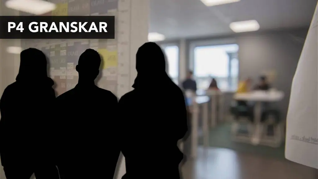 Tre siluetter står i förgrunden av ett klassrum medan elever sitter vid bord i bakgrunden. Skylten 'P4 granskar' syns i bildens övre vänstra hörn.