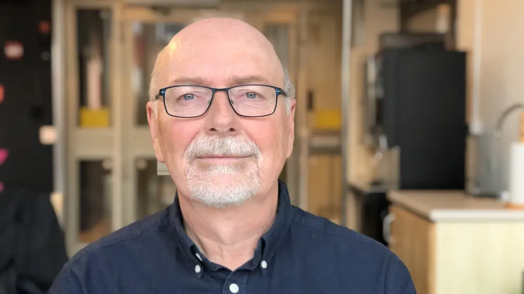 Sven Teglund tittar in i kameran. Han har glasögon och blå skjorta. 