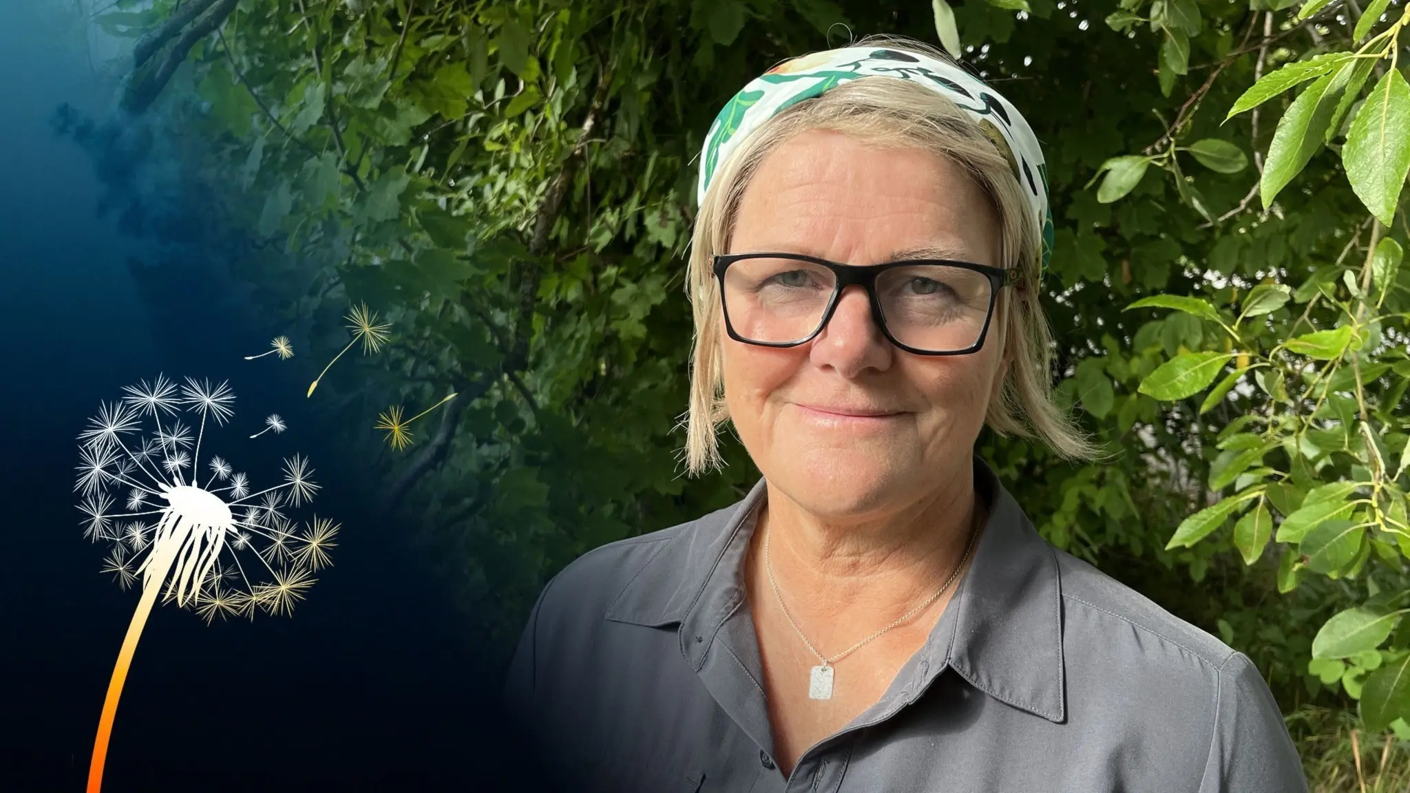 Halvbild på Lena Sjödin Roman i grå skjorta och sjal. Hon ler och står framför grönskande blad. Foto: Karin Lönnå/Sveriges Radio