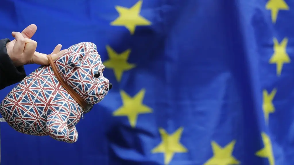 En tyghund med engelska flaggan och EU:s flagga.