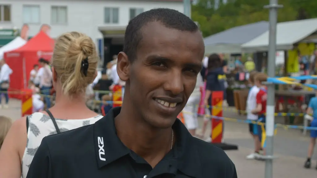 Mustafa Mohamed ler mot kameran efter att han varit prisutdelare på Ljungskileslingan. Foto: Gustav Johansson/SverigesRadio