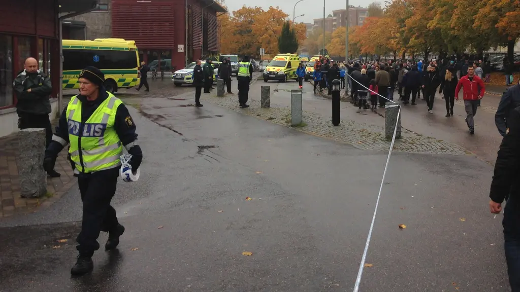 Poliser och personer vid Kronan i Trollhättan. Foto: Max Lindahl/Sveriges Radio.