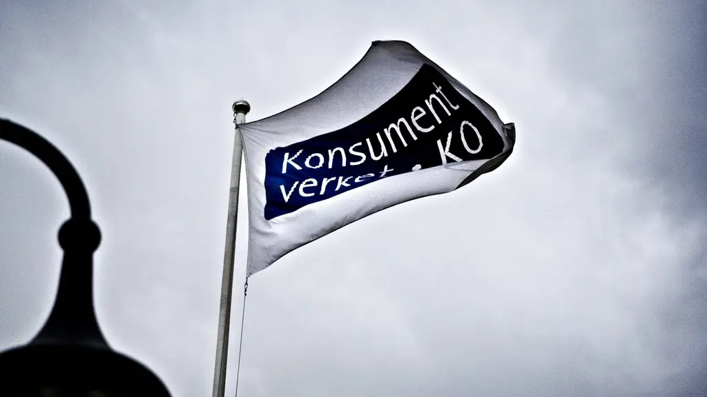 Konsumentverkets flagga vajar mot grå himmel utanför myndighetens kontor i Karlstad.