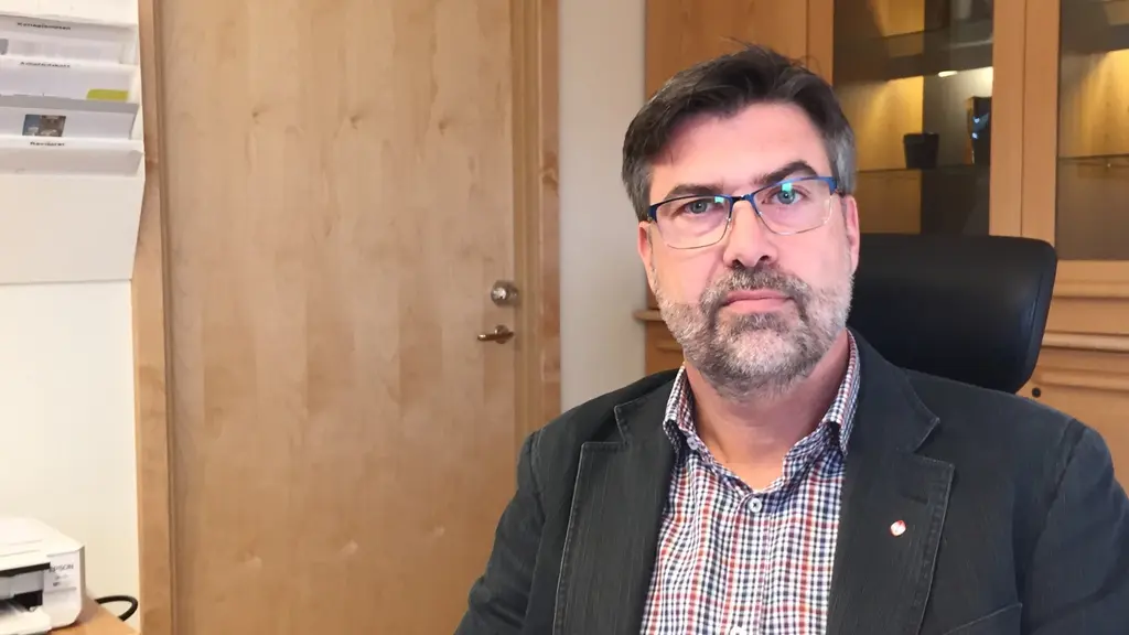 Mikael Johansson på IF Metall norra Älvsborg sitter i en stol på sitt kontor.