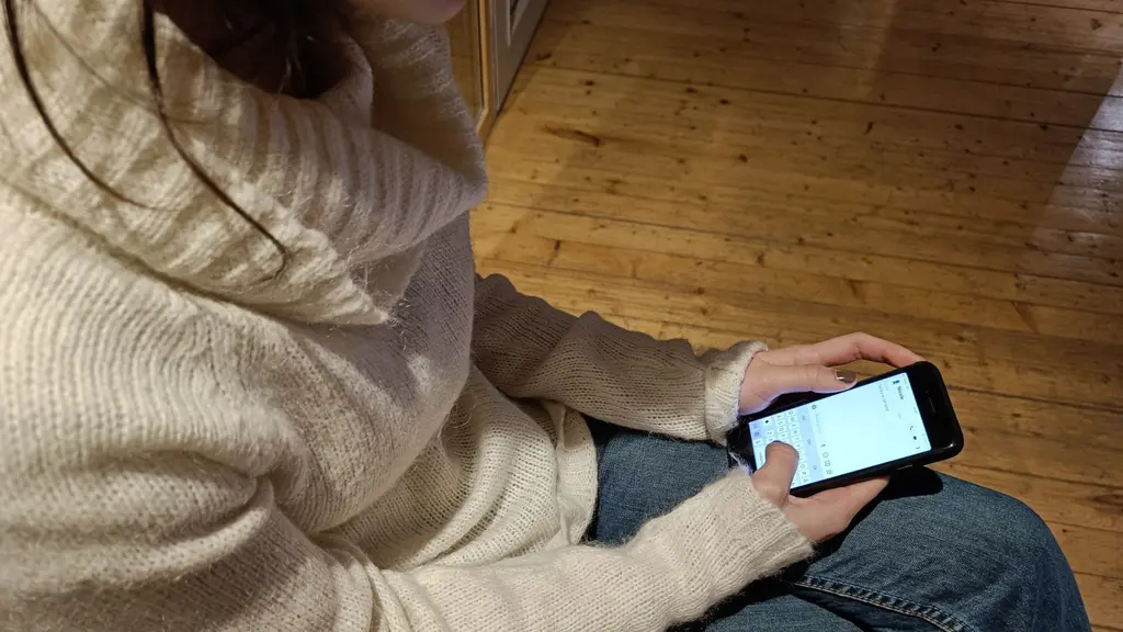 Flicka med mobiltelefon