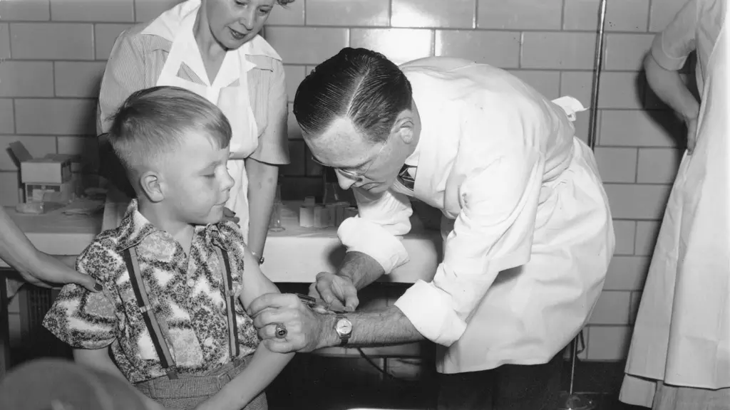 En pojke får en spruta med poliovaccin
