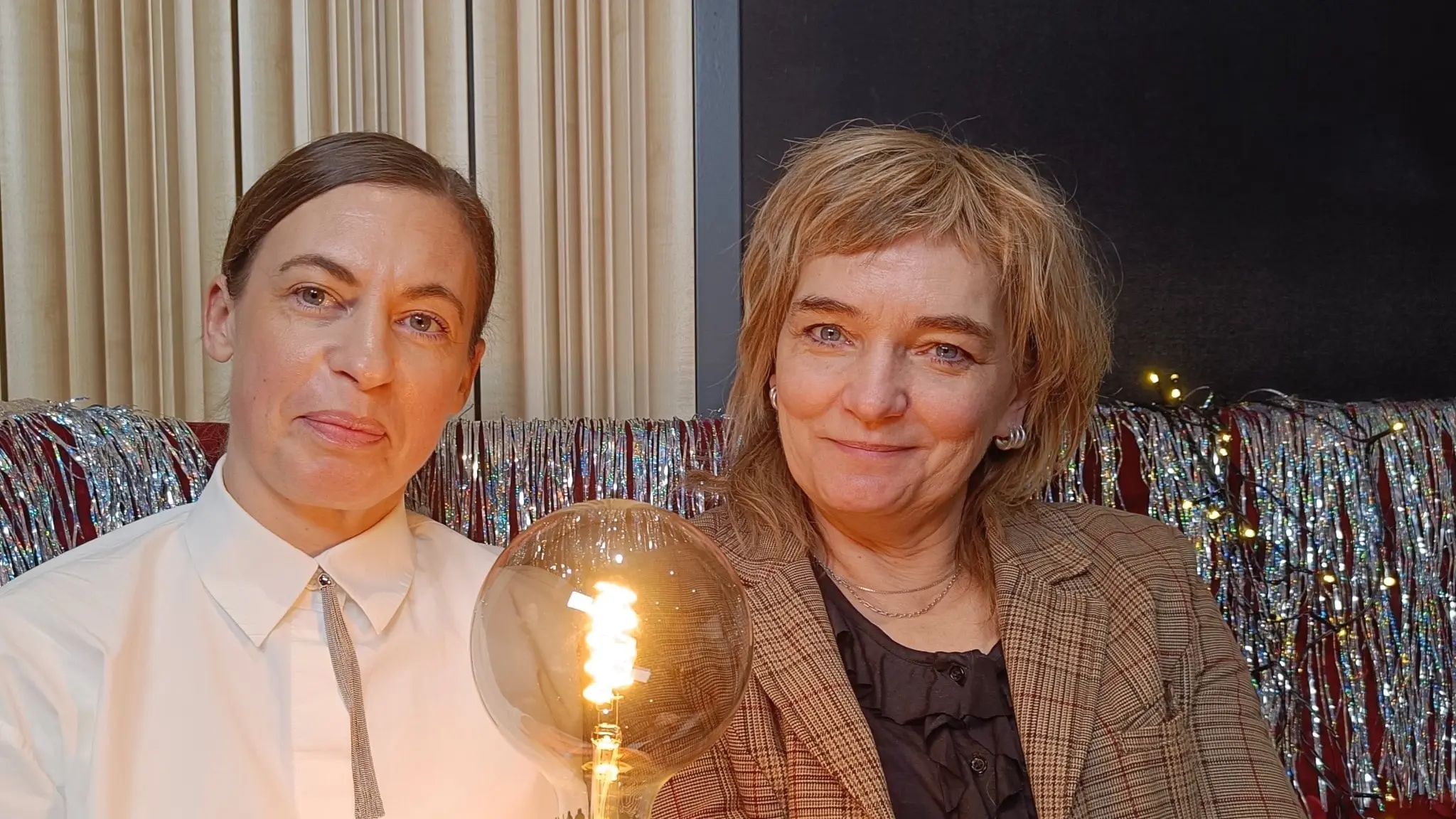 Ida Hult och Ulrika Hjalmarson Neideman med en lysande lampa mellan sig.