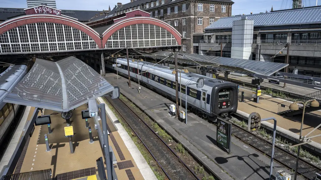 Köpenhamns centralstation med tåg och perronger.