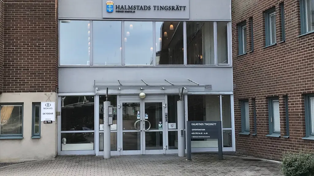 Framsidan på tingsrätten i Halmstad.