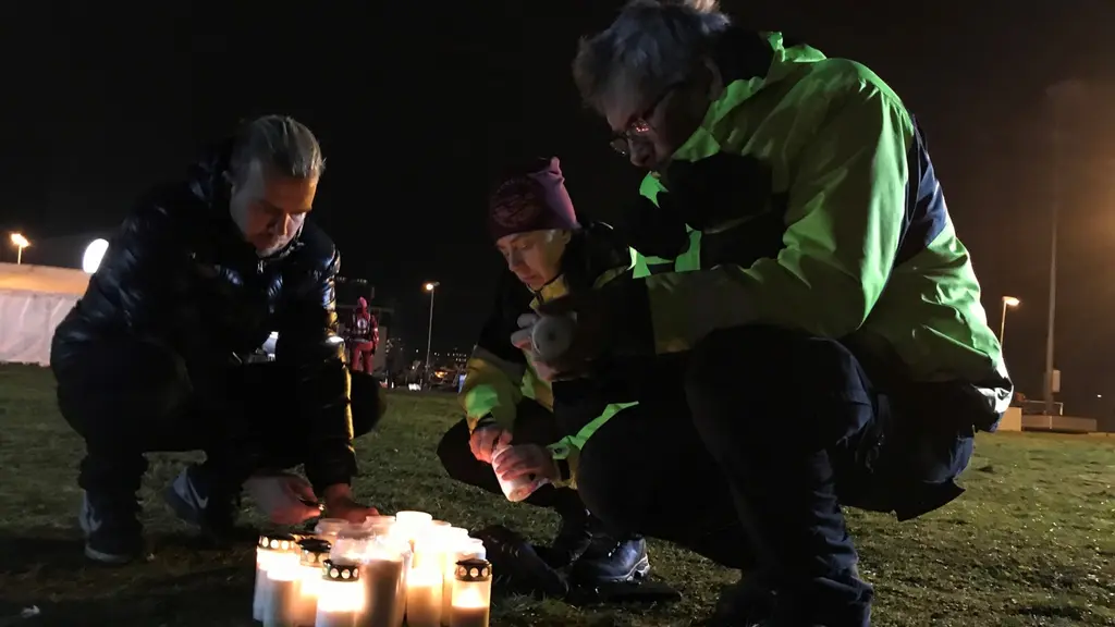 Tända ljus i sorgen efter Dante