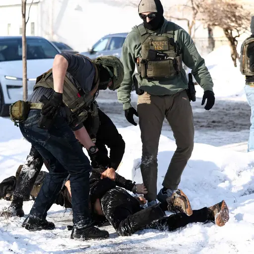 Migrationspoliser griper en man i Minneapolis, mannen ligger på en snöig gata.