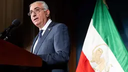 Reza Pahlavi, son till den siste shahen av Iran håller tal i Washington.