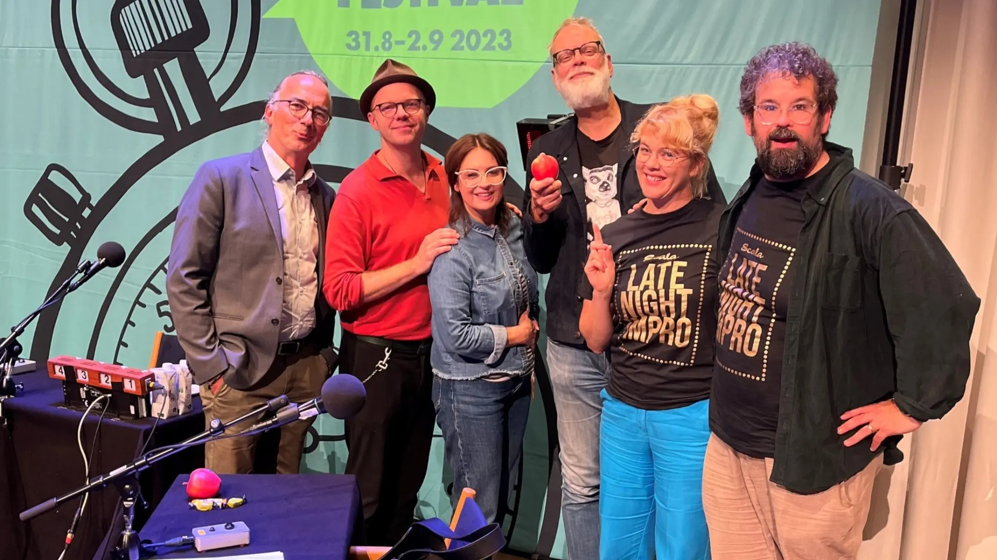 På minuten gästar Lund Comedy Festival i september 2023. Från vänster: Erland von Heijne, Olof Wretling, Susanna Dzamic, Hans Rosenfeldt, Helena Lindegren och Eric Stern.