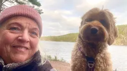 Lisa Tilling med hunden Lovis vid Ågelsjön
