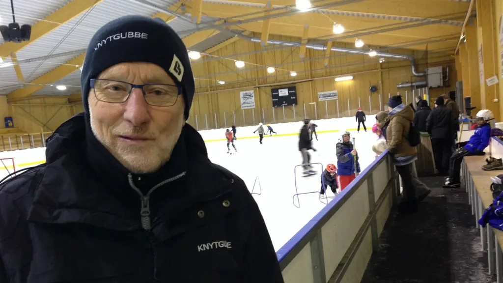 Bakom rygger på "Pliggen" är det en ishall full av barn på skridskor som han och has Knytgubbar knutit. 
