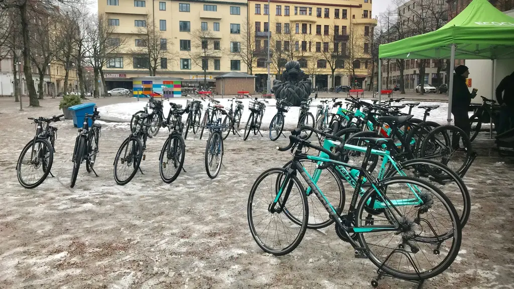 Alla cyklar som går att hyra som förmånscykel står uppställda på Järntorget i Örebro. 