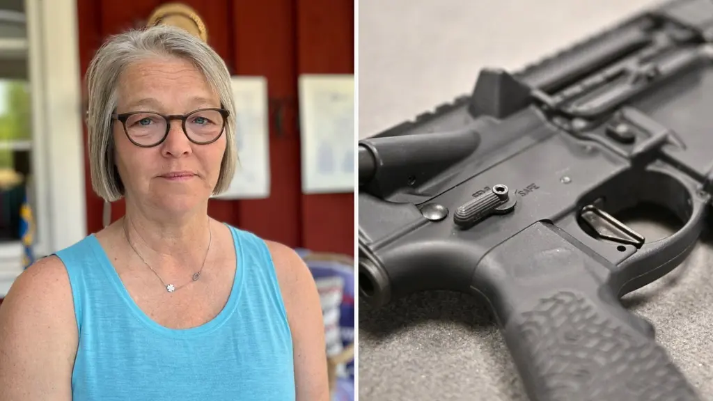 Helena Vilhelmsson (C), riksdagsledamot från Örebro län, står framför en röd byggnad. Till höger syns en närbild på ett halvautomatiskt gevär av typen AR-15.