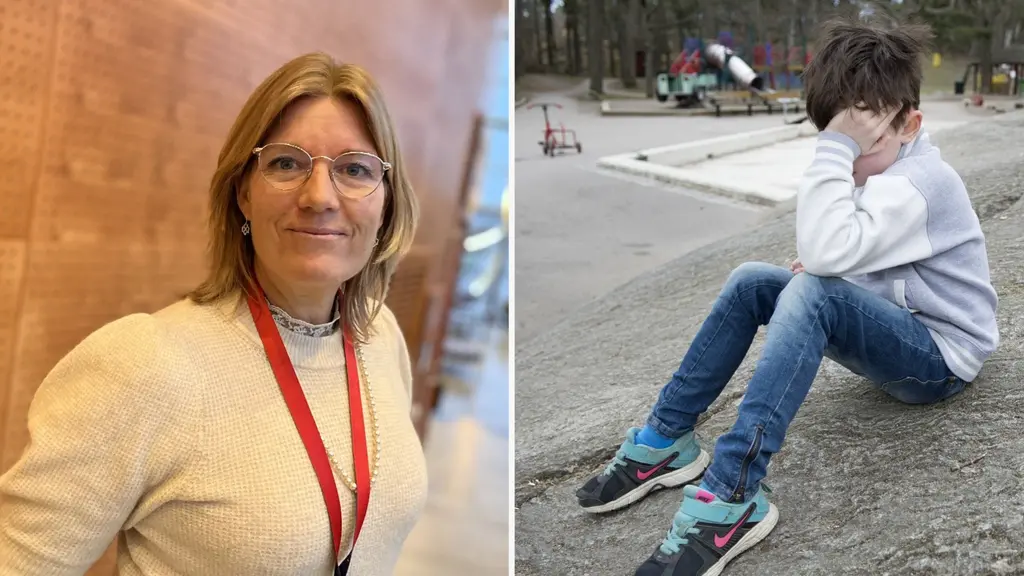 Åsa Källström med beige tröja och röd nyckelband står inomhus. Till höger sitter ett barn utomhus på marken med huvudet i händerna, iklädd jeans och sneakers, en lekplats syns i bakgrunden.