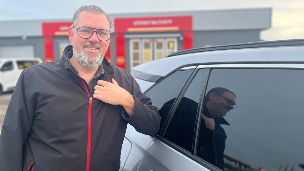 Claes Weidar, föreståndare på en Circle K-mack med biltvätt i Norrköping. Han står bredvid en ljusgrå bil.