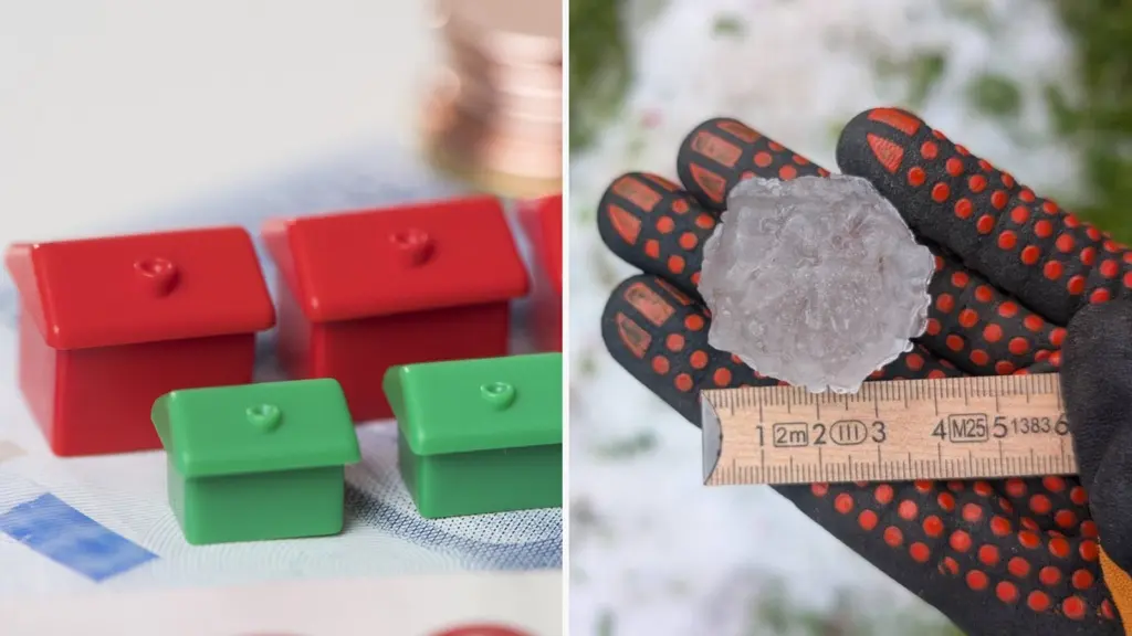 Delad bild visar trasiga takpannor och en stor hagelsten i arbetshandske vid tumstock – illustrerar omfattande hagelskador och behovet av dokumentation för försäkring.