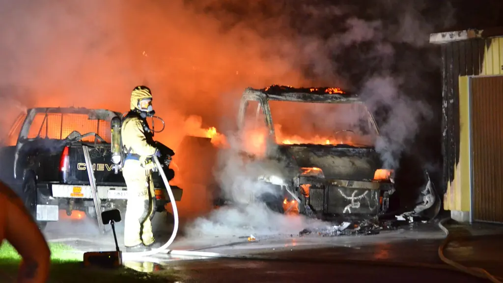 Husbil och personbil brinner på Klingsbergsgatan i Norrköping