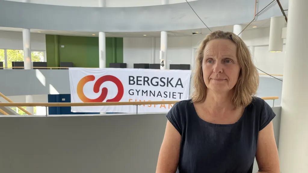 Michelle Svensson, specialpedagog på Bergska gymnasiet i Finspång, sitter vid ett bord. Bakgrunden visar skolans logotyp och en ljus, modern interiör.