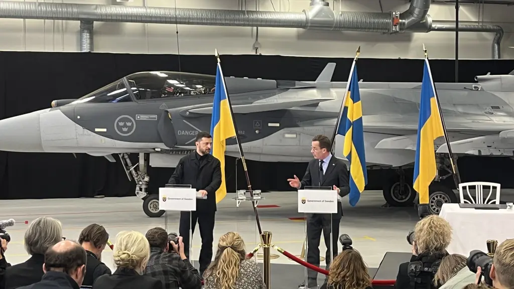 Volodymyr Zelenskyj och Ulf Kristersson håller presskonferens framför ett Jas Gripen-plan i Linköping.