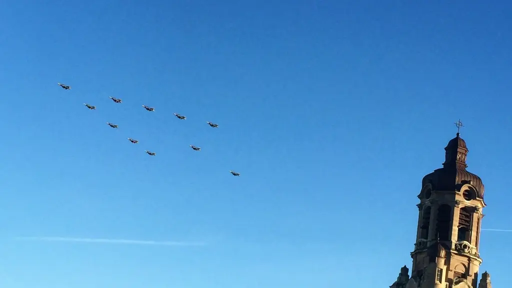 Julgranen flyger på omkring 500 meters höjd, i 350 kilometer i timmen.