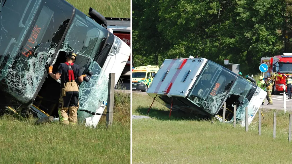 En man i 60-årsåldern dog i bussolyckan utanför Åtvidaberg.