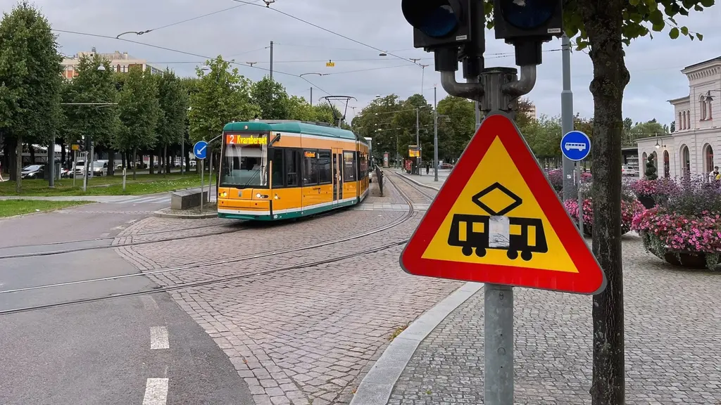 Spårvagn åker genom Norrköping.