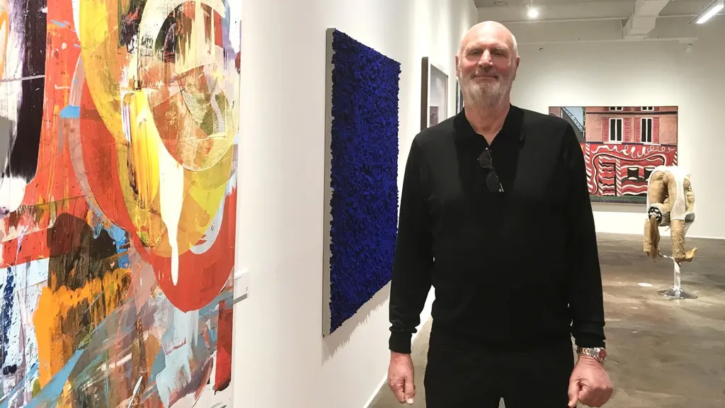 Mikael Ståhl bland konstverken i den nya konsthallen
