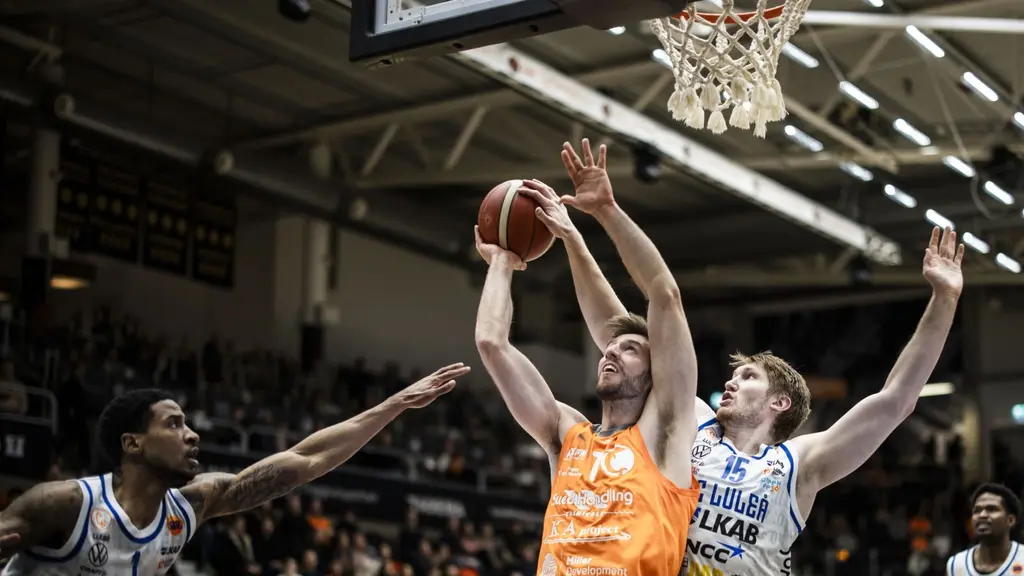Adam Ramstedt i Norrköping Dolphins i kamp mot BC Luleås Tobias Sjöberg.