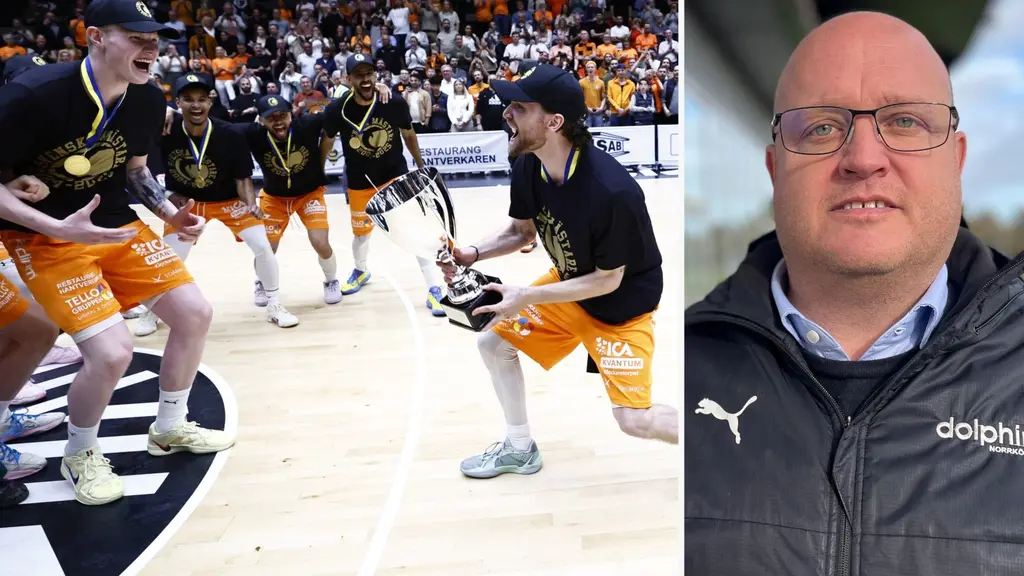 Norrköping Dolphins firar seger på basketplanen, spelare i orangea shorts håller pokal och jublar. Till höger syns klubbdirektör David Bergström i klubbjacka med Dolphins-logga.