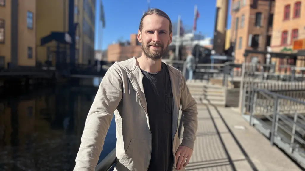 Porträtt utomhus på Albin Pettersson, producent på Crazy Pictures. I Norrköpings industrilandskap.