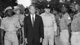 Dag Hammarskjöld på besök i dåvarande Belgiska Kongo, ett år innan flygkraschen.