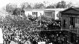 Människor protesterar utanför tekniska högskolan.