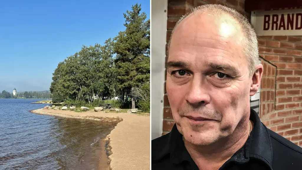 Till vänster syns en badstrand med klarblå himmel och träd längs strandkanten. Till höger visas en man med kort grått hår framför en tegelvägg med texten 'brand' i bakgrunden.