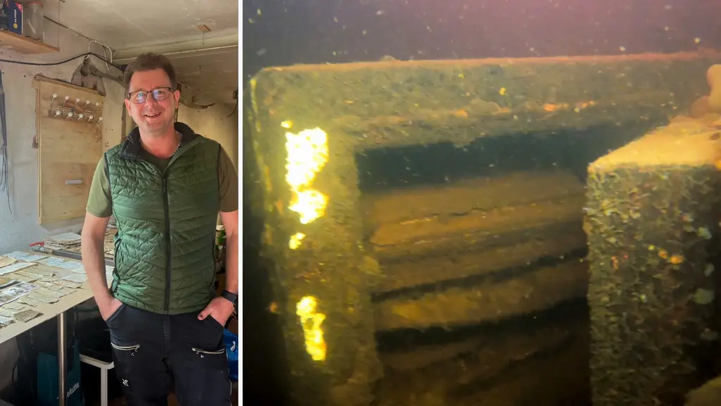 Stefan Bertils står i ett enkelt rum och bredvid visas ett kassaskåp som han hittat på botten av Vanån i Vansbro. Kassaskåpet är täckt av sediment och delvis öppet.