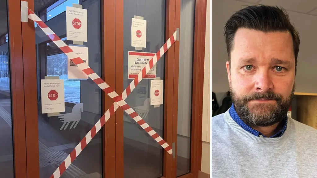 Entrén till resecentrum i Mora är avspärrad med rödvit tejp efter att taket rasat in. Skyltar informerar om avstängning och säkerhetsåtgärder. Händelsen påverkar kollektivtrafiken i området.